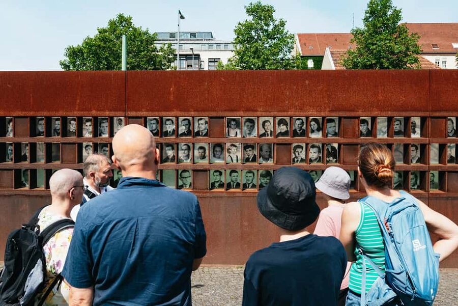 Berlin: Cold War Walking Tour on Berlin Wall Route - Why this Wall route works better than a quick photo stop