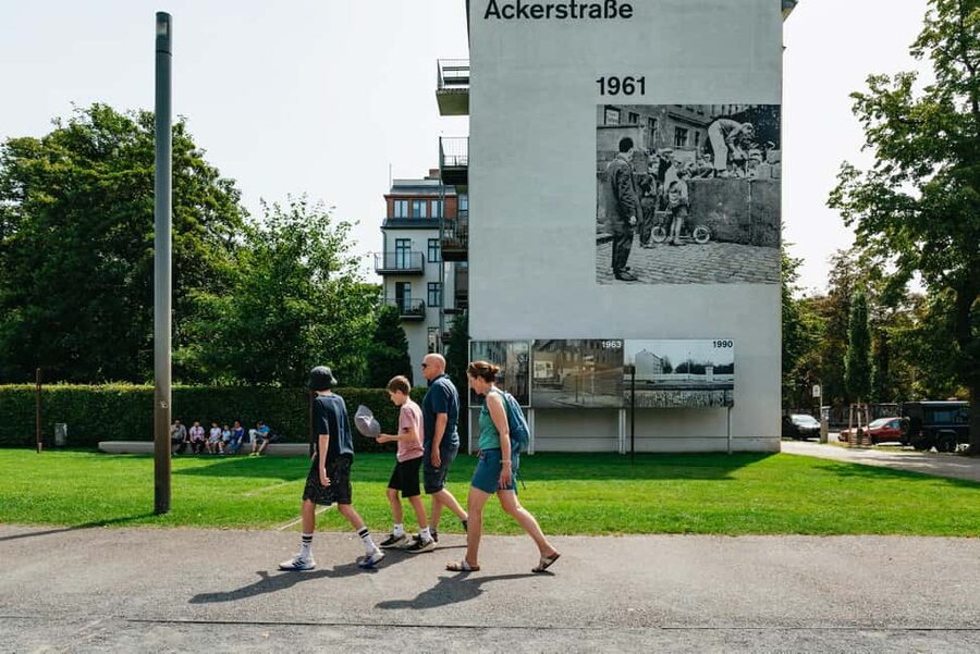 Berlin: Cold War Walking Tour on Berlin Wall Route - The years from 1961 to November 1989