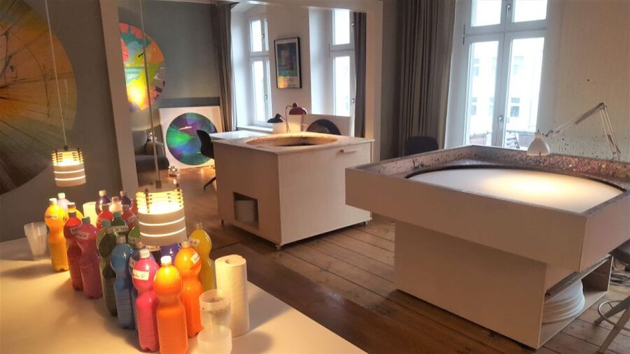 Berlin: Create Your Own Spin Painting at Jans Echternacht - Making art with an electric spin machine