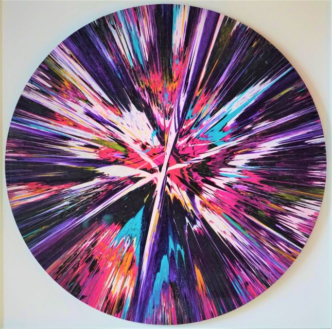 Berlin: Create Your Own Spin Painting at Jans Echternacht - A welcoming guide without an art-school lecture