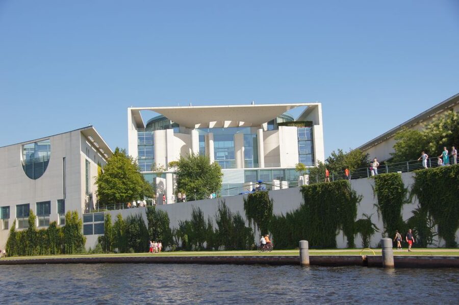 Berlin: Dinner Cruise on the Spree with Prosecco - Why a Berlin dinner cruise works so well