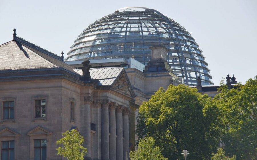 Berlin: Dinner Cruise on the Spree with Prosecco - A private table and a slow evening