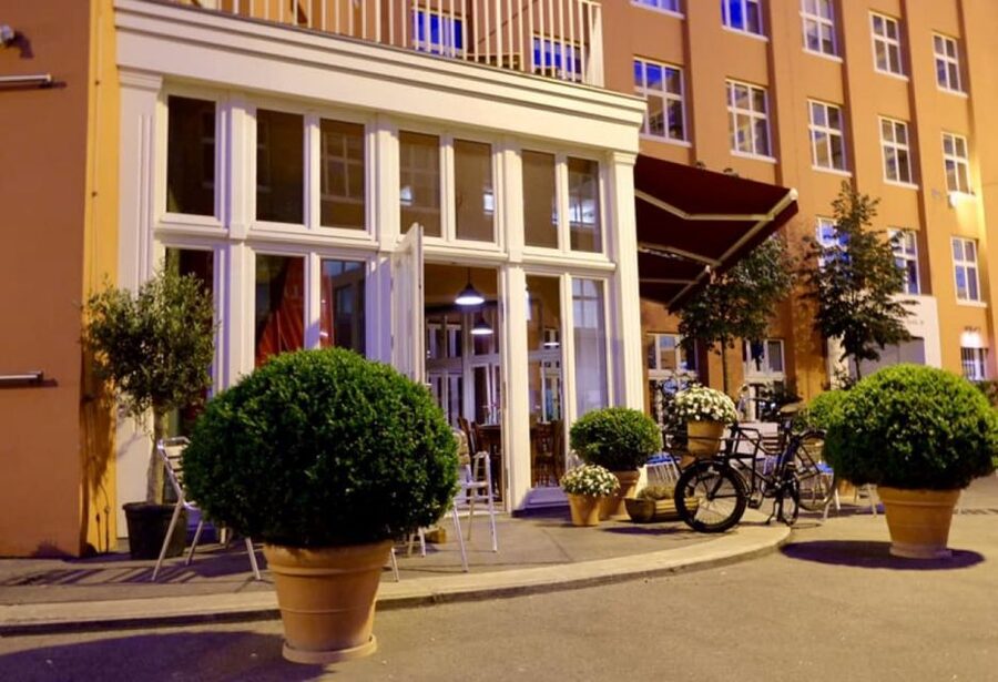 Berlin: Dinner in the Dark - Meeting the Host Who Leads You Inside