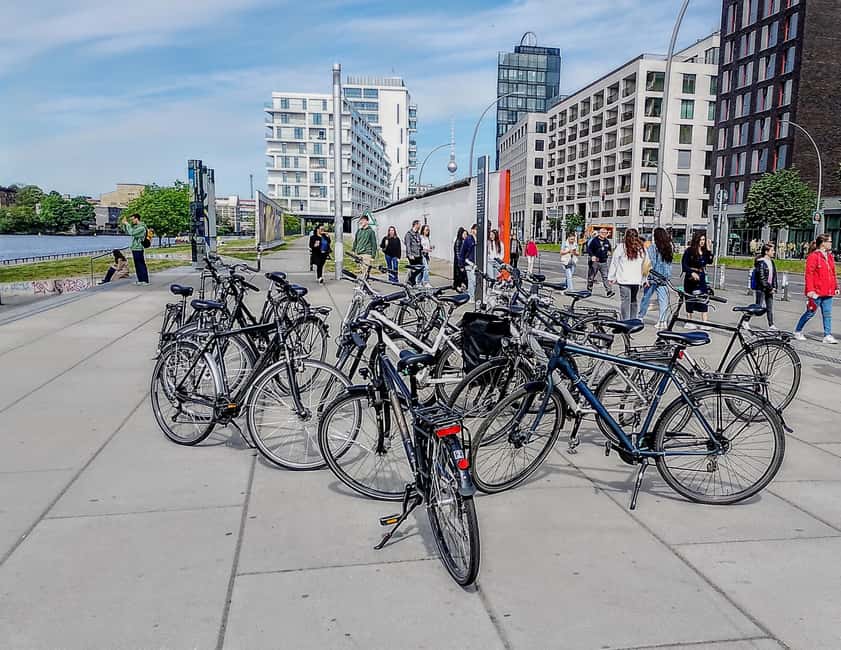 Berlin: East and West Wall Tour by Bike with a Guide - Unter den Linden and Brandenburg Gate