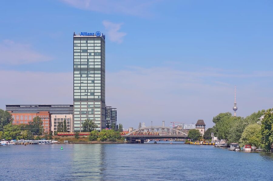 Berlin: East Side Gallery Spree Cruise in a Solar Catamaran - Drinks, seating, and the onboard mood