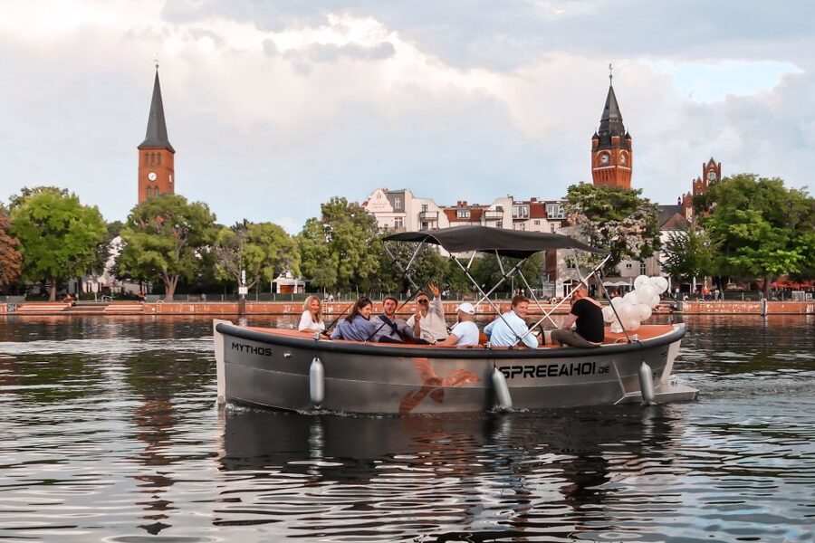 Berlin: Electric Boat Rental for self-driving 2 hrs - Choosing your two-hour route on the Dahme
