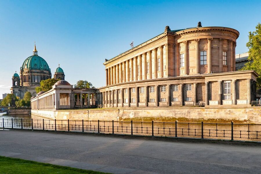 Berlin: Entry to Alte Nationalgalerie - The Group of Princesses and the world of Goethe