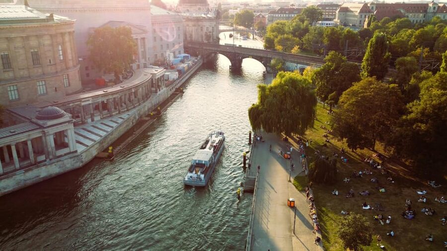 Berlin: Evening Boat Cruise – Romance & Moonlight - From the Seminarschiff to the open river
