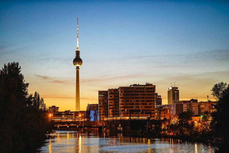 Berlin: Evening City Sightseeing Cruise - Setting out along the River Spree