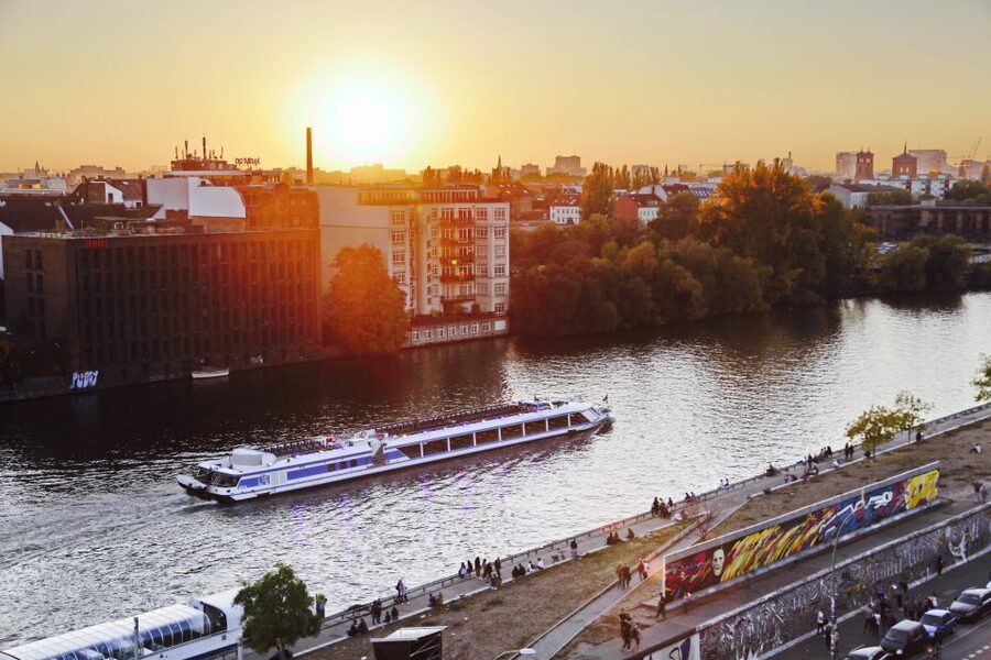Berlin: Evening City Sightseeing Cruise - Bellevue Palace and the Victory Column