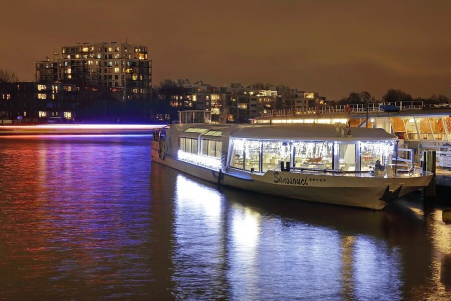 Berlin: Evening City Sightseeing Cruise - Canals, ministries, and Hamburger Bahnhof