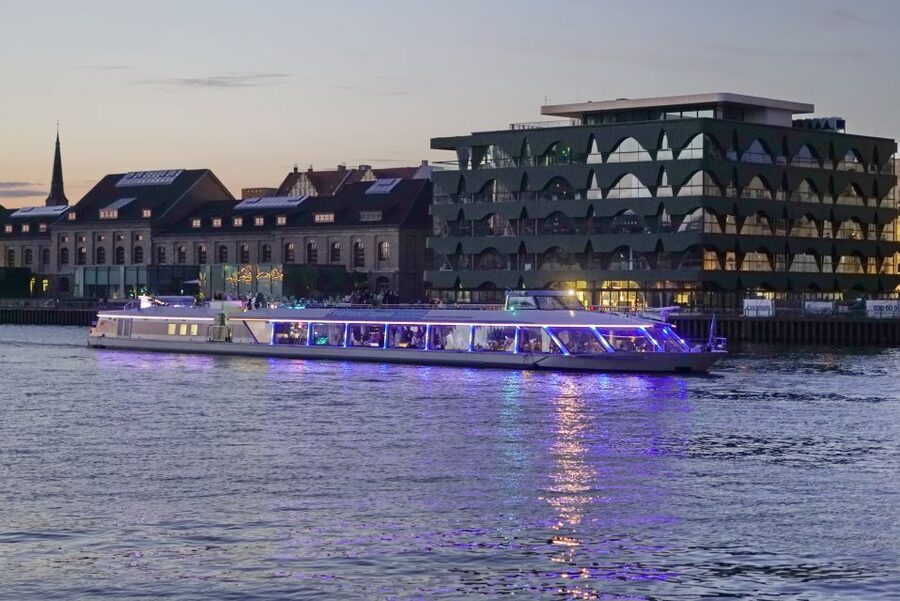 Berlin: Evening City Sightseeing Cruise - What $35 buys you