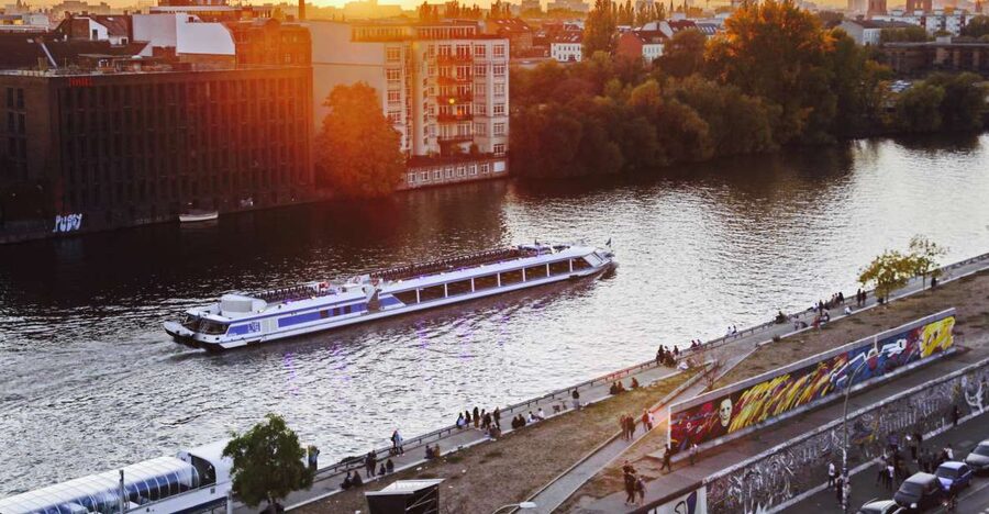 Berlin: Evening City Sightseeing Cruise - The government district and Federal Chancellery