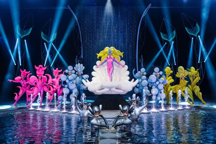 Berlin: FALLING | IN LOVE Grand Show Friedrichstadt-Palast - The world’s biggest theater stage in action