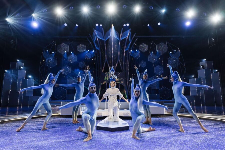 Berlin: FALLING | IN LOVE Grand Show Friedrichstadt-Palast - What the 2.5-hour performance feels like