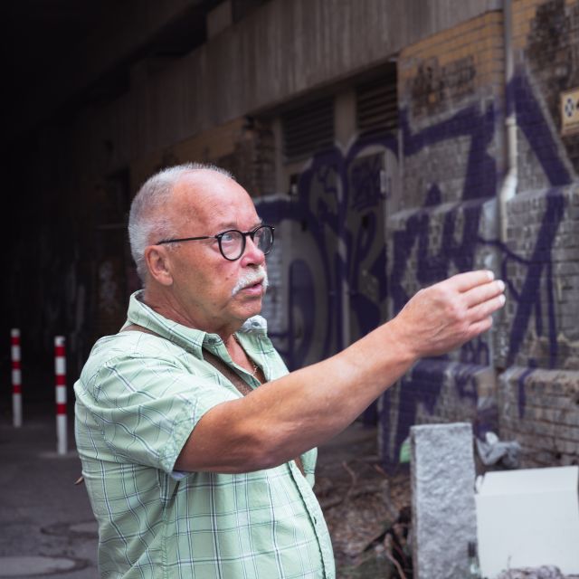 Berlin: GDR witness tour in small group - Friedrichstrasse station and the failed escape