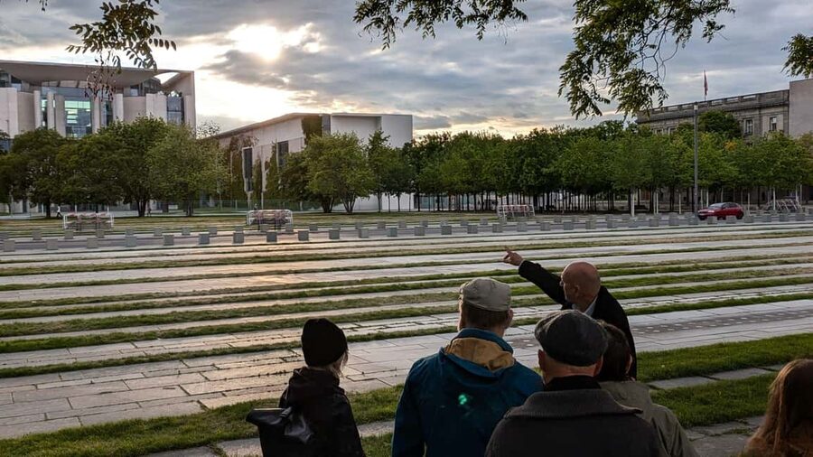 Berlin: Government District around the Reichstag Guided Tour - Berlin Wall traces in a polished political district