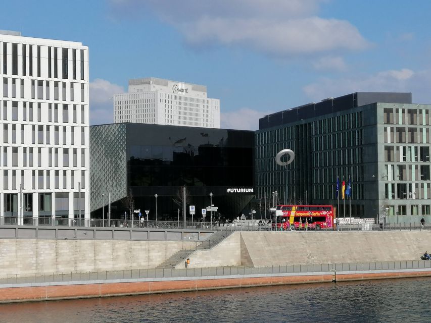 Berlin: Government District around the Reichstag Guided Tour - Platz der Republik and the Reichstag exterior