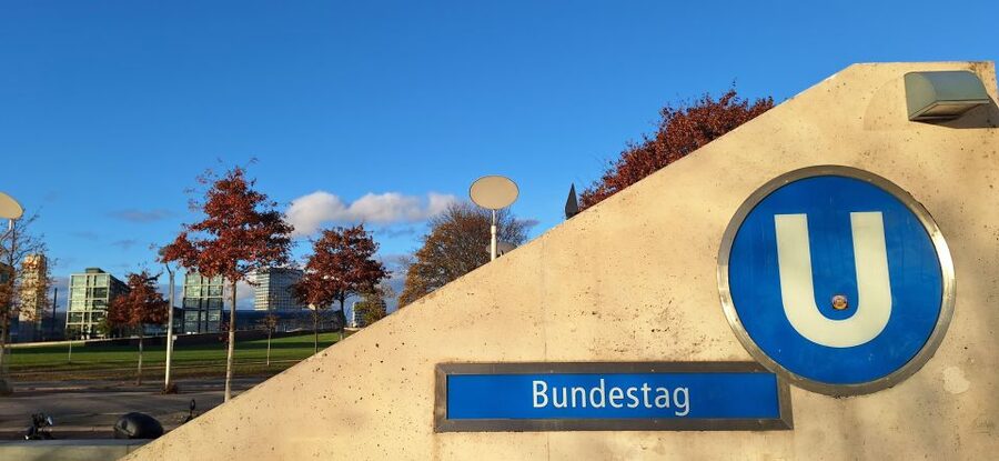 Berlin: Government District Tour and Reichstag Dome Visit - The English option: dome and roof terrace
