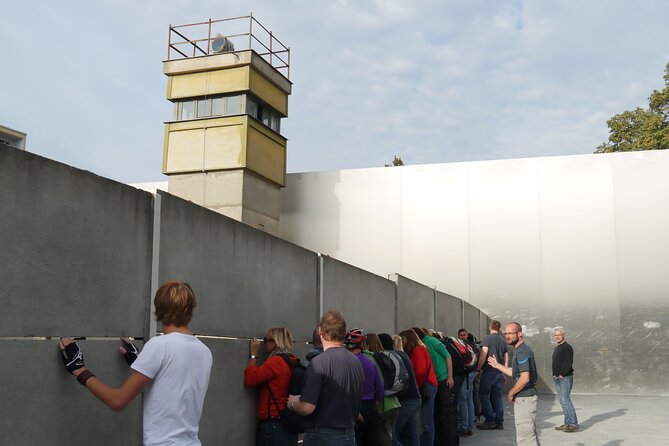 Berlin: Guided Bike tour of the Berlin Wall and Third Reich - Humboldthain’s flak tower and the Nazi city