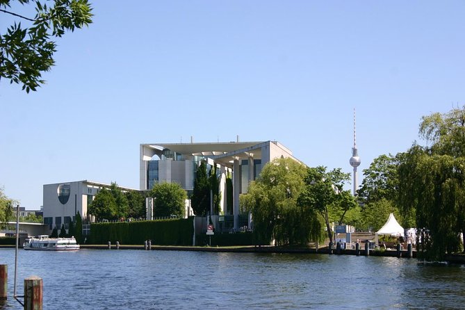 Berlin: Guided Bike Tour to Explore the Highlights - The Reichstag and the modern government quarter