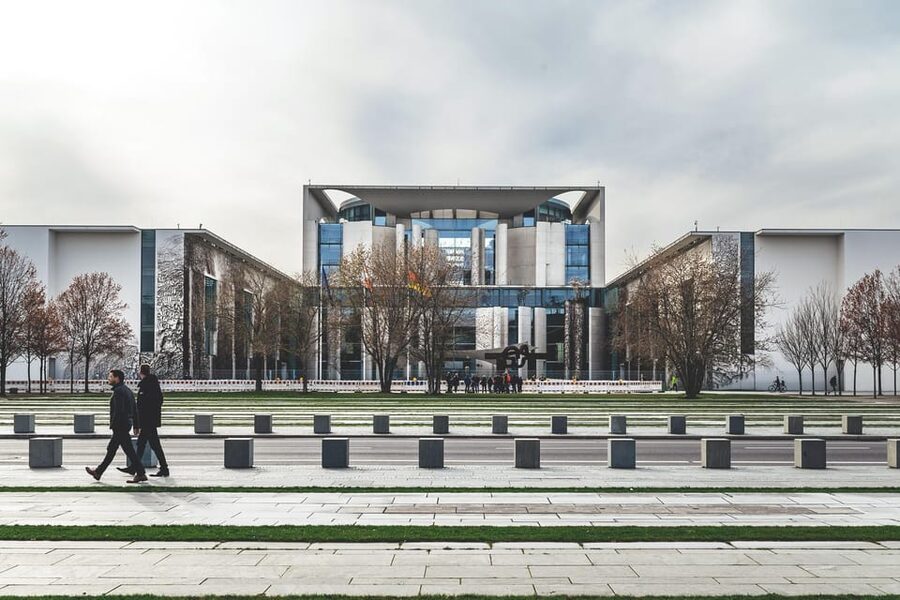 Berlin: Guided Walking Tour around the Reichstag - Marshall Bridge and the Spree-side walk