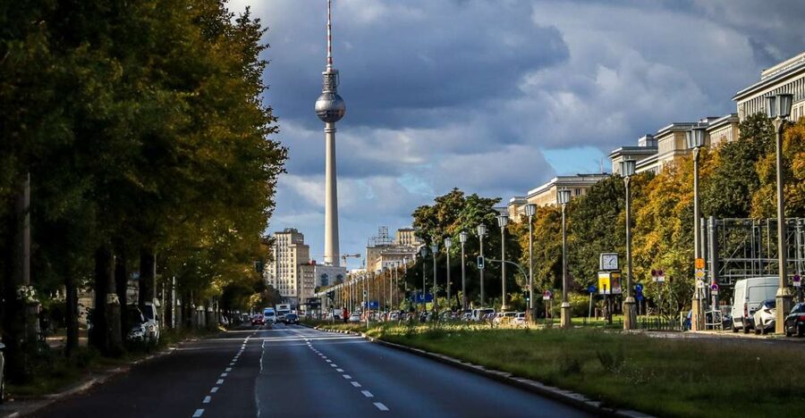 Berlin: Guided Walking Tour in English - The former Royal Palace and Museum Island