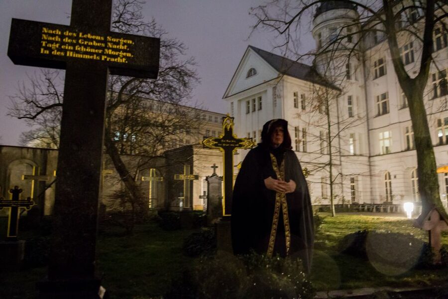 Berlin: Haunted Guided Live Theatre Tour in German - Why the live theatre format matters