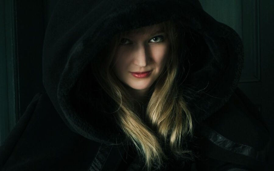 Berlin: Haunted Guided Live Theatre Tour in German - A 90-minute route built around dark stories