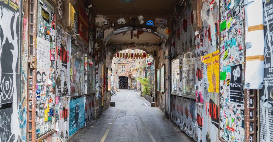 Berlin: Hidden Backyards Guided Walking Tour - Starting at Hackescher Markt and Entering Spandauer Vorstadt