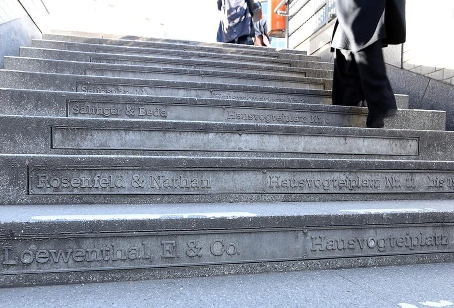 Berlin: Hidden gems around the Gendarmenmarkt - Guided walking tour - Finding the 1989 place where travel became freedom