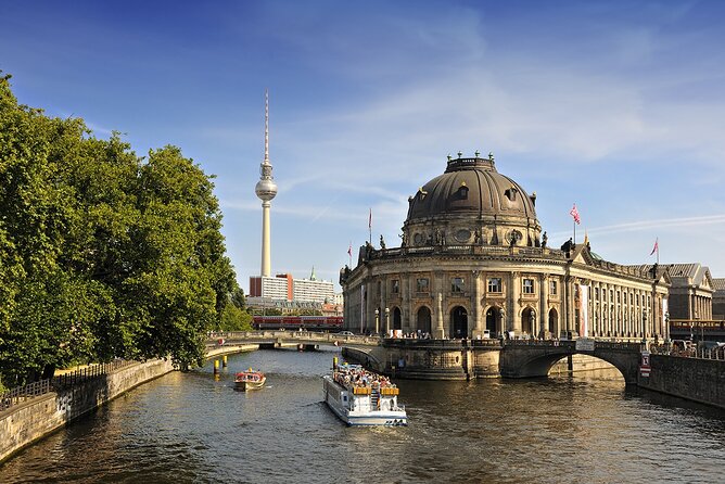 Berlin Highlights Walking Tour - Starting beneath the Brandenburg Gate