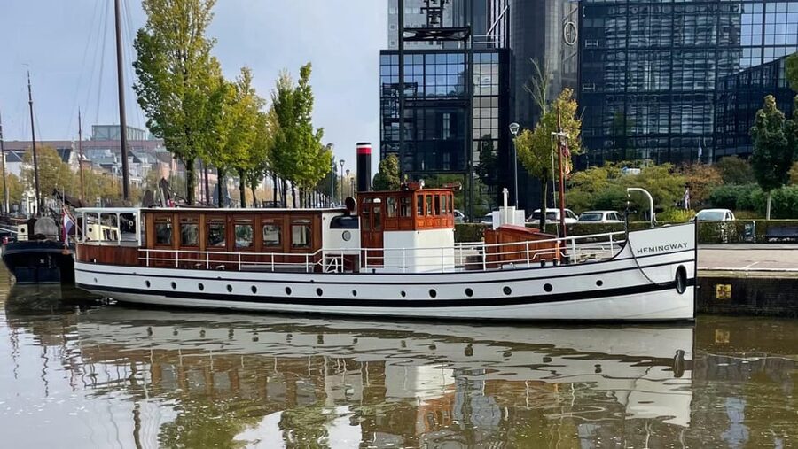 Berlin: Historic Boat Sightseeing City Center Tour - Hauptbahnhof, Tiergarten, and Bellevue Palace