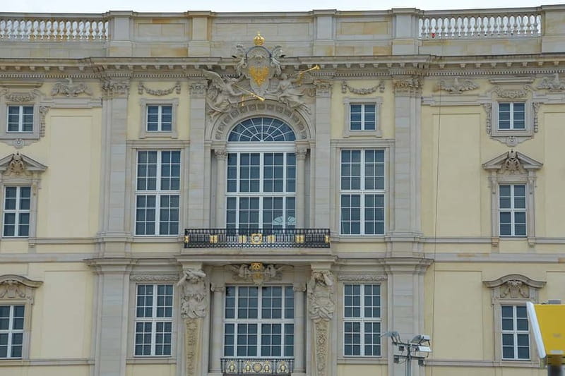 Berlin: Historic Center Walking Tour with a Real Berliner - Brandenburg Gate and the story of reunification