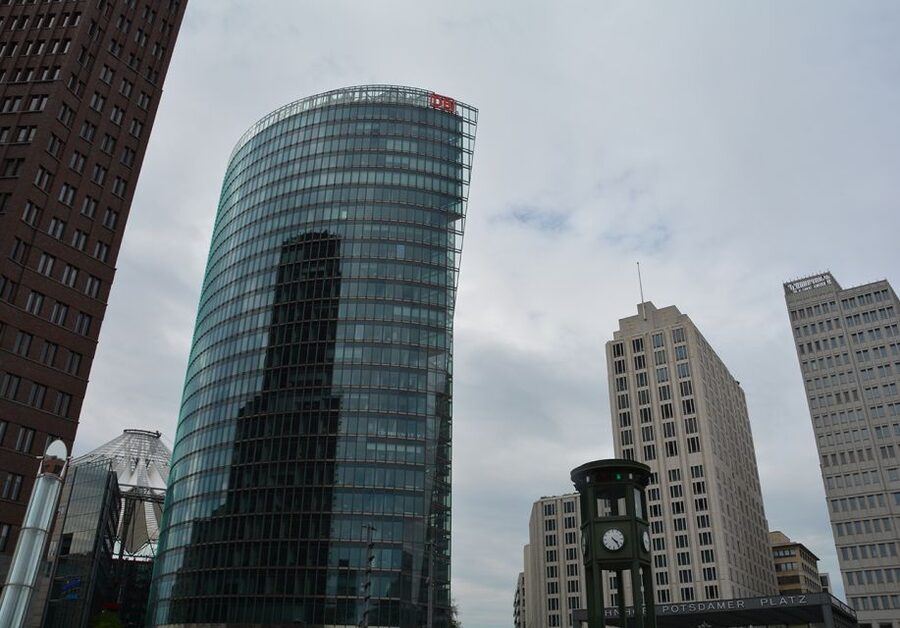 Berlin: Historical Sights & Berlin Wall Tour with a Berliner - Reichstag and Hotel Adlon in context