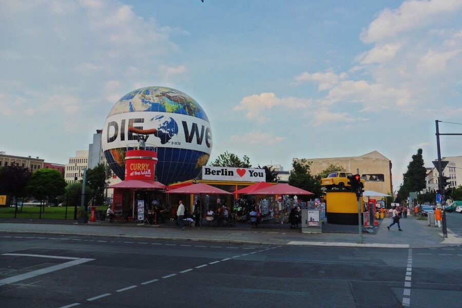 Berlin: Historical Sights & Berlin Wall Tour with a Berliner - Two hours on foot: who will enjoy it most