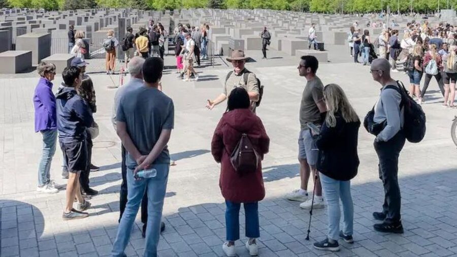 Berlin: Hitler's Berlin The Rise & Fall Guided Walking Tour - Brandenburg Gate and the end of democracy