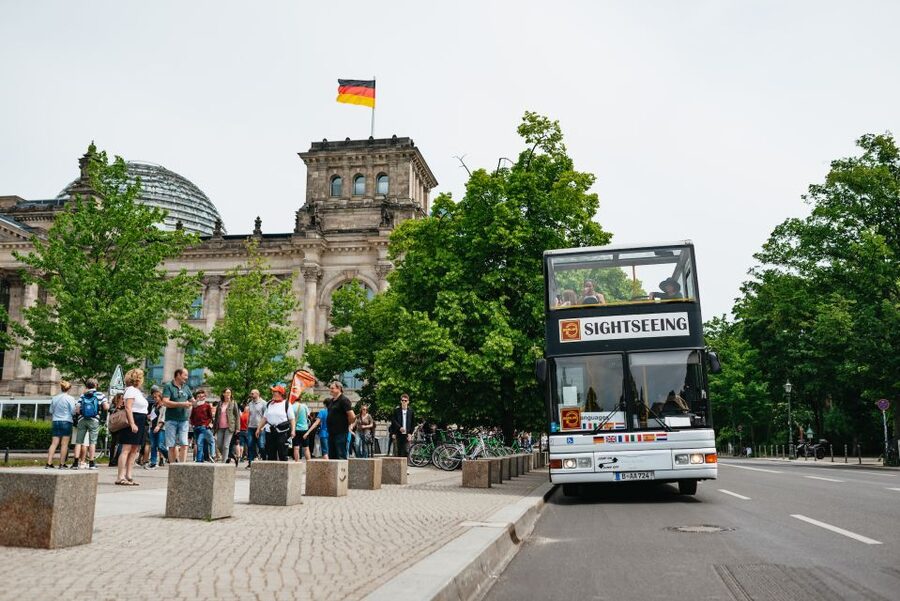 Berlin: Hop-on Hop-off Bus Tour with Live Commentary - Unter den Linden, Bebelplatz, and Friedrichstraße