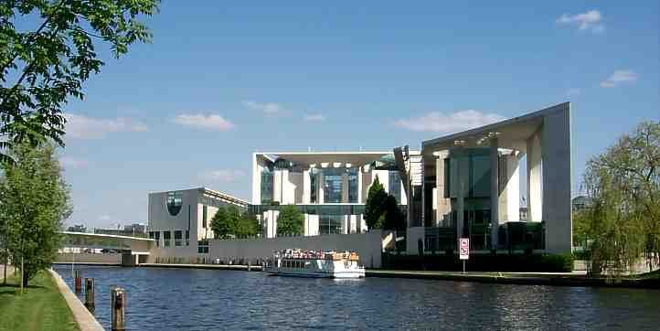 Berlin: Hop-On Hop-Off City Tour by Bus and Boat - From Checkpoint Charlie to Gendarmenmarkt