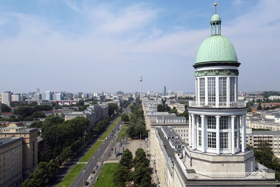 Berlin: Karl-Marx-Allee 2-Hour Tour - What the guide adds to the buildings