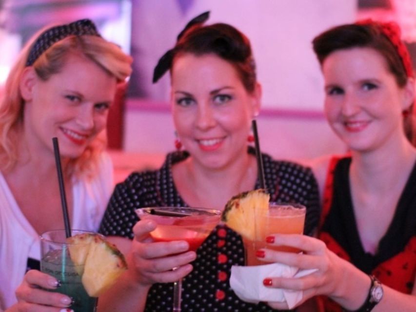 Berlin: Knutschfleck Ticket with Variety Show and Dinner - The Berlin Variety Show on stage