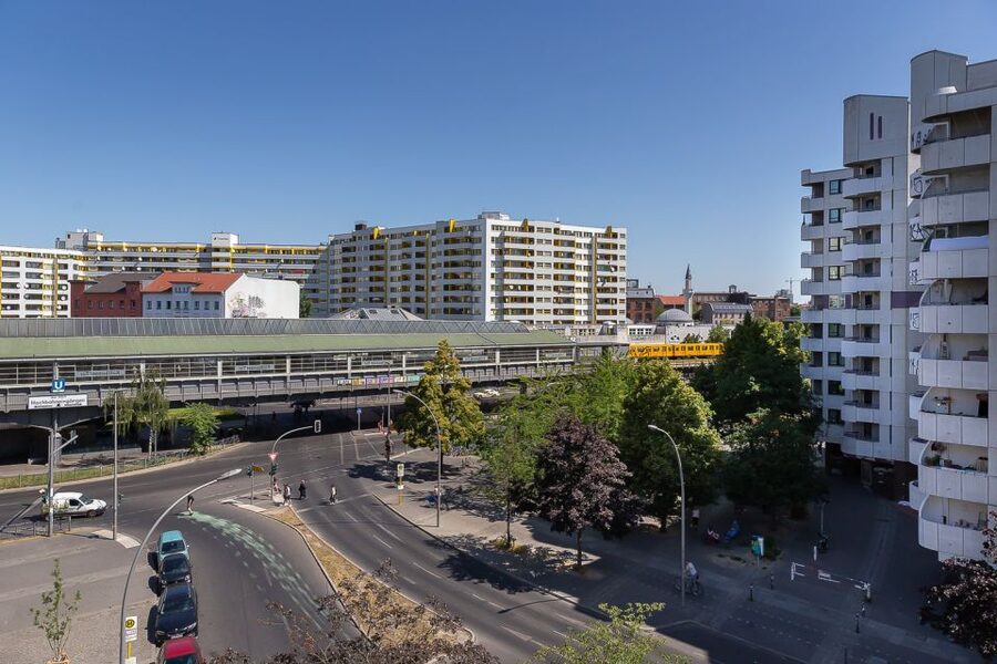 Berlin: Kreuzberg Guided Walking Evening Tour - Mariannenstraße and Lausitzer Platz