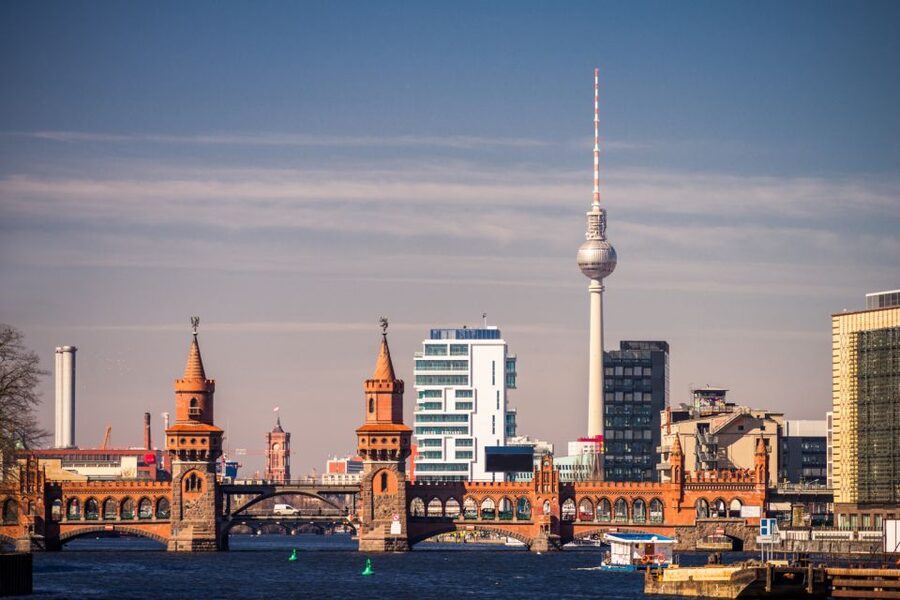 Berlin Kreuzberg: Scavenger Hunt Self-Guided Tour - How the 16-envelope game works