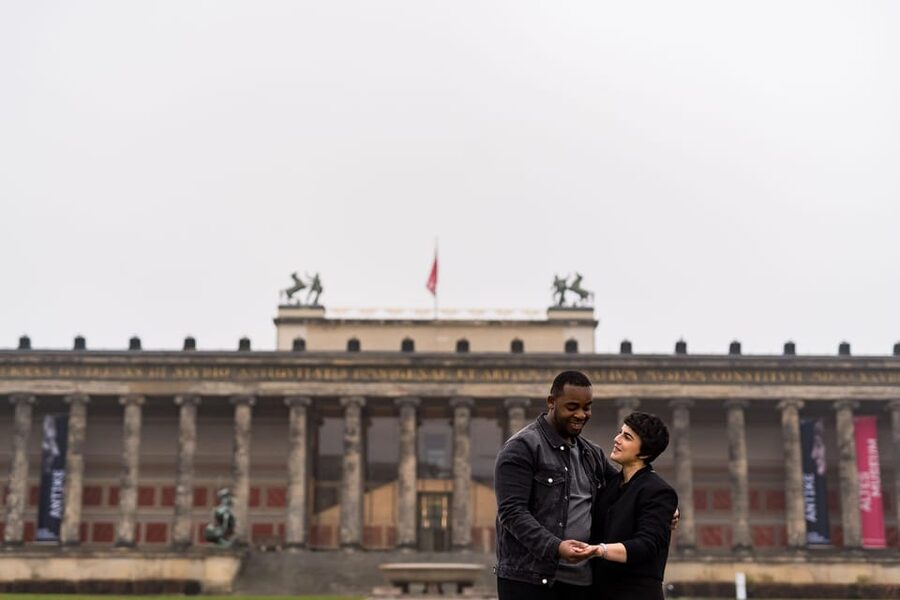 Berlin Love Story: Surprise Proposal Photography Session - A photographer who helps you feel at ease