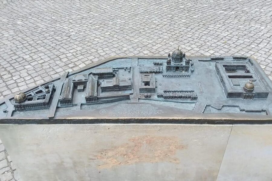 Berlin: Museum Island Guided Walking Tour - The Humboldt Forum and Schlüter Courtyard