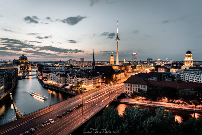 BERLIN PHOTO TOUR with a professional Photographer from Berlin - Reichstag Building: lines, glass, and political Berlin