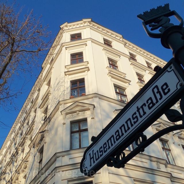 Berlin: Prenzlauer Berg District Guided Walking Tour - What the guide adds to the walk