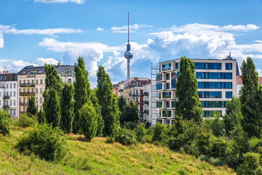 Berlin Prenzlauer Berg: Scavenger Hunt Self-Guided Tour - A stop at Germany’s largest synagogue