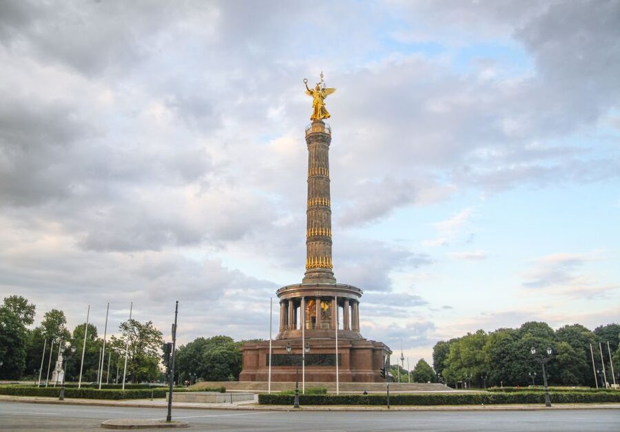 Berlin: Private 2-Hour Sightseeing Tour in Classic GDR Van - The guide makes the difference