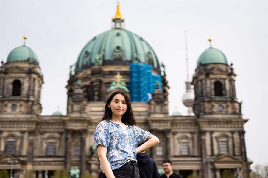 Berlin: Private Photo Session with Professional Photographer - Museum Island and the First Portraits